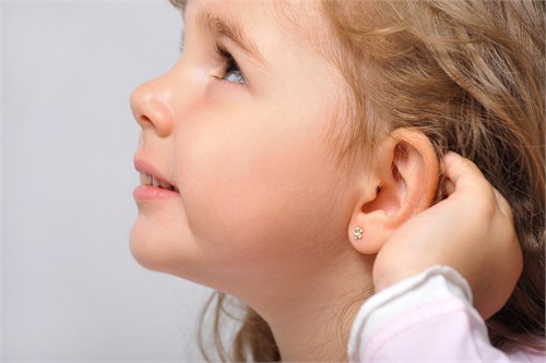 Советы, когда лучше прокалывать уши ребенку: в каком возрасте, в какое время года, уход после процедуры
