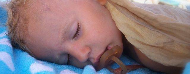 Грудничок потеет во сне: почему потеет голова или спина у новорожденного