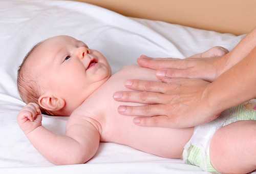У новорождённого часто болит животик – как можно помочь маленькому крохе