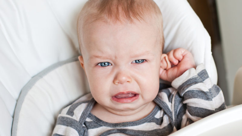Как понять, что у грудного ребенка до года болит ухо: признаки отита и других заболеваний, особенности лечения