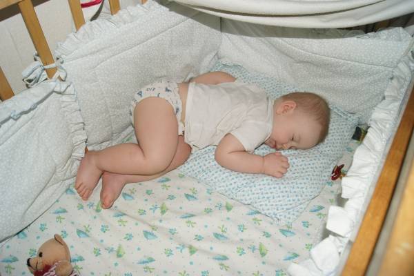 С какого возраста ребенку можно спать на подушкес какого возраста ребенку можно спать на подушке – умная мама