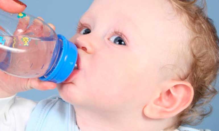 Когда можно давать воду новорожденному при грудном и искусственном вскармливании?