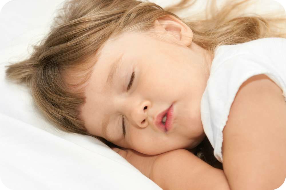 Ребенок скрипит зубами во сне: причины и лечение, советы комаровского