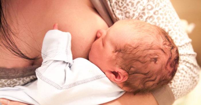 Когда приходит молоко после родов, как правильно расцедить грудь?