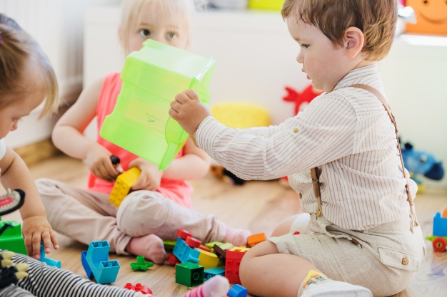 Как научить ребенка делиться своими игрушками и должны ли они это делать