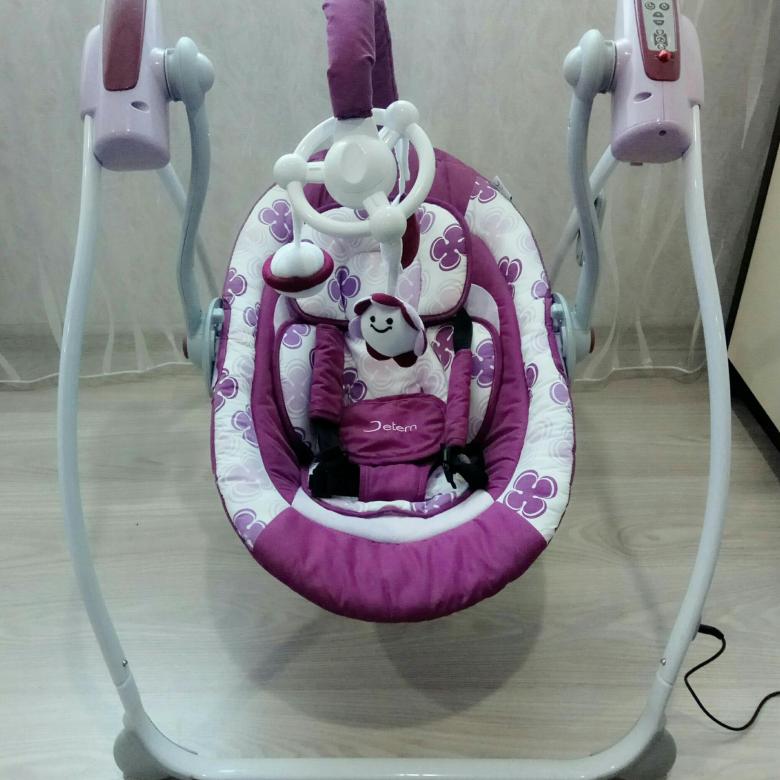 Качели для новорожденных: модели шезлонгов и электрокачелей