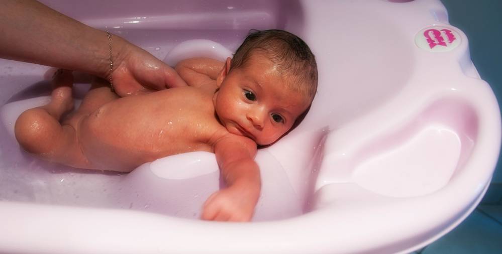 В какой воде нужно купать новорожденного малыша?