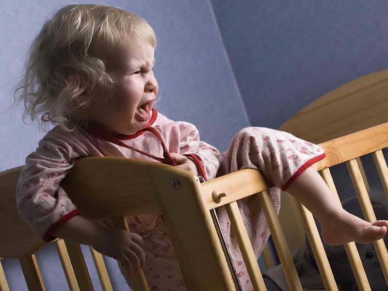 Ребенок 2-3 лет просыпается ночью с истерикой и не знает, чего хочет — причины и коррекция ночных страхов и кошмаров