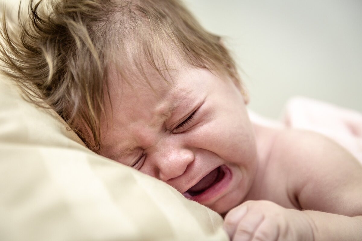 Почему грудничок плачет: основные причины
