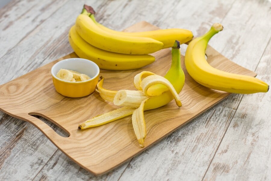 Бананы при грудном вскармливании: можно ли есть их маме, с какого месяца и в каком виде употреблять при гв, а также разрешено ли кушать этот фрукт ребенку?