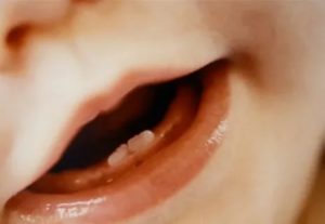 Могут ли быть сопли во время прорезывании зубов: особенности “зубного” насморка у детей до года и способы лечения