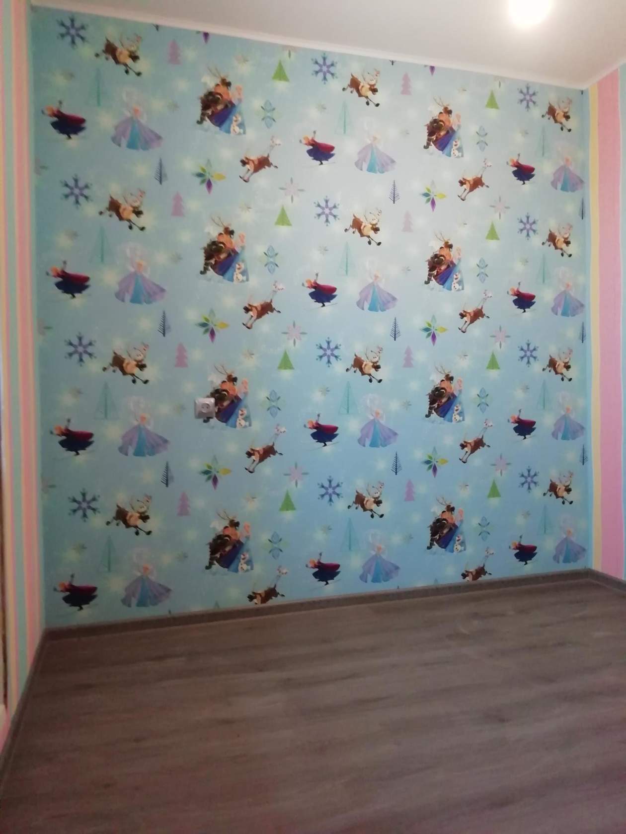 Как поклеить в детской комнате комбинированные обои, используя сочетание нескольких видов или цветов?