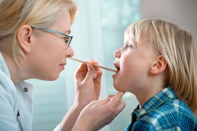 У ребенка неприятный запах изо рта: причины и лечение