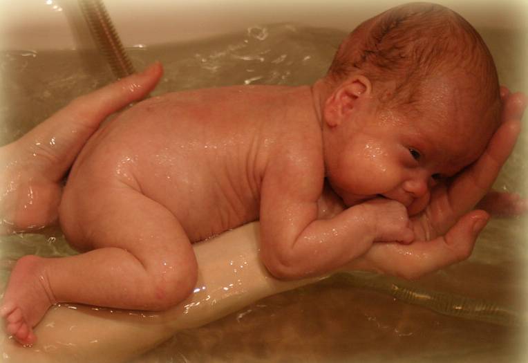 Как развести марганцовку для купания новорождённого: сколько нужно добавлять в раствор