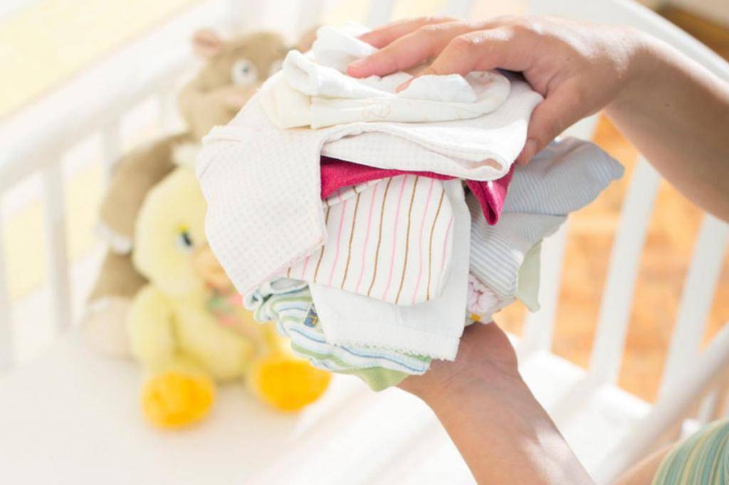 Чем и как стирать вещи новорожденных?