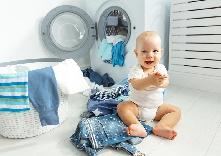 Важные правила, которые должны соблюдать родители, стирая вещи новорожденного