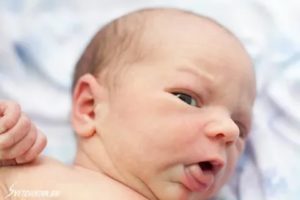 Когда новорождённый малыш начинает видеть и слышать звуки