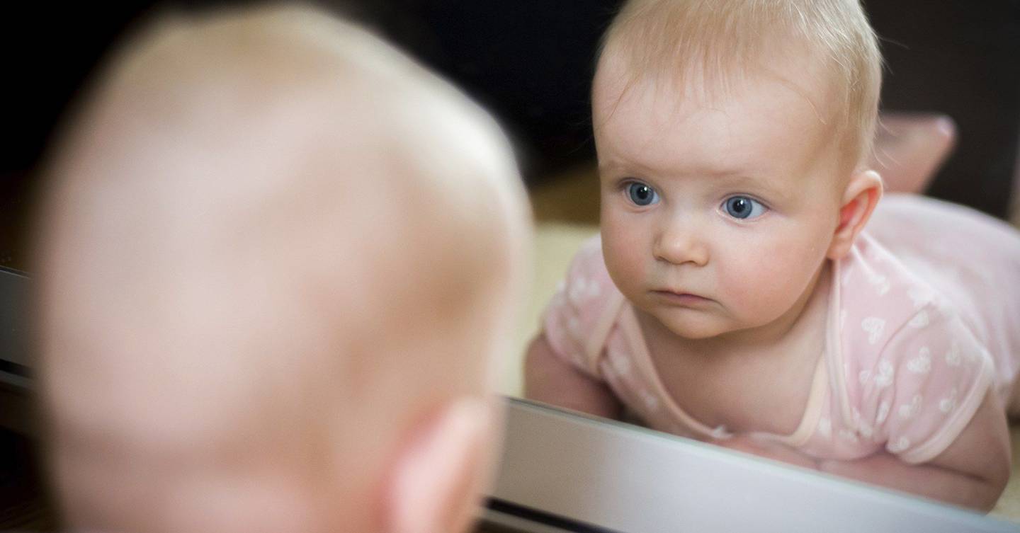 Почему младенцев нельзя показывать в зеркало до года