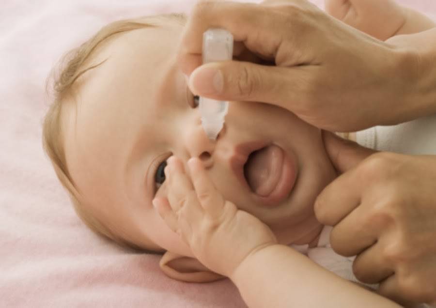 Как и чем промывать нос грудничку и новорождённому — пошаговая инструкция + отзывы