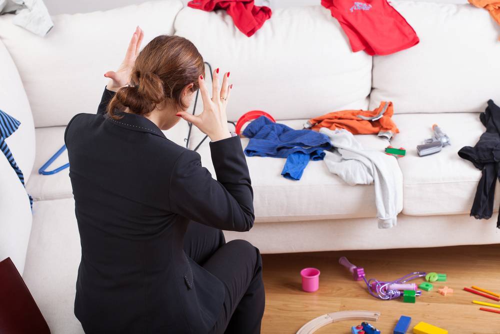 Как отучить ребенка бросать вещи, предметы и еду: 8 полезных советов для родителей