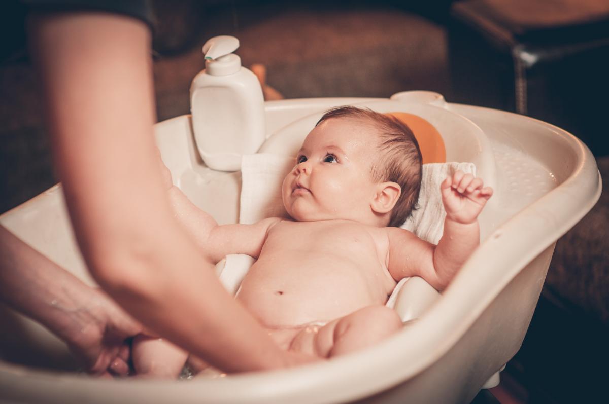 Как ухаживать за новорожденной девочкой: интимная гигиена и купание