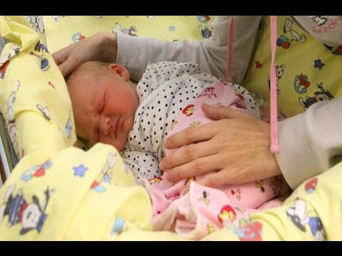 Прогулки с новорожденным: когда и сколько?