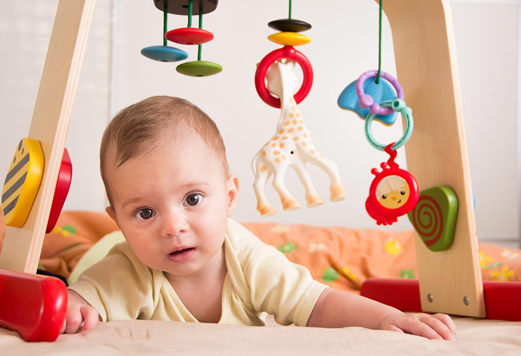 Выбираем развивающие игрушки для ребенка в 2 месяца: обзор самого необходимого и советы родителям