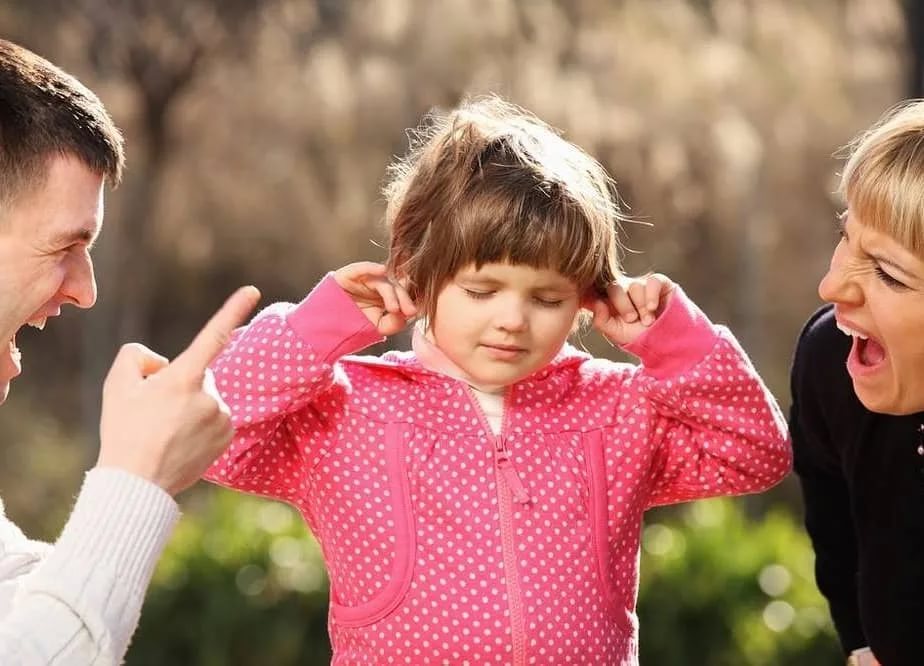 Не воспитывать, а калечить: психологи объясняют, почему опасно кричать на детей