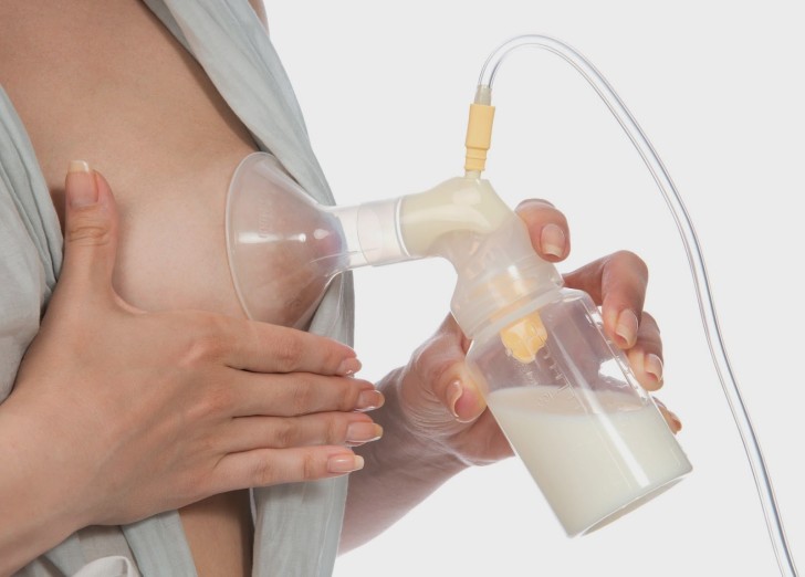 Как сцеживать грудное молоко руками, фото и видео грудного сцеживания, лактостаз и застой
