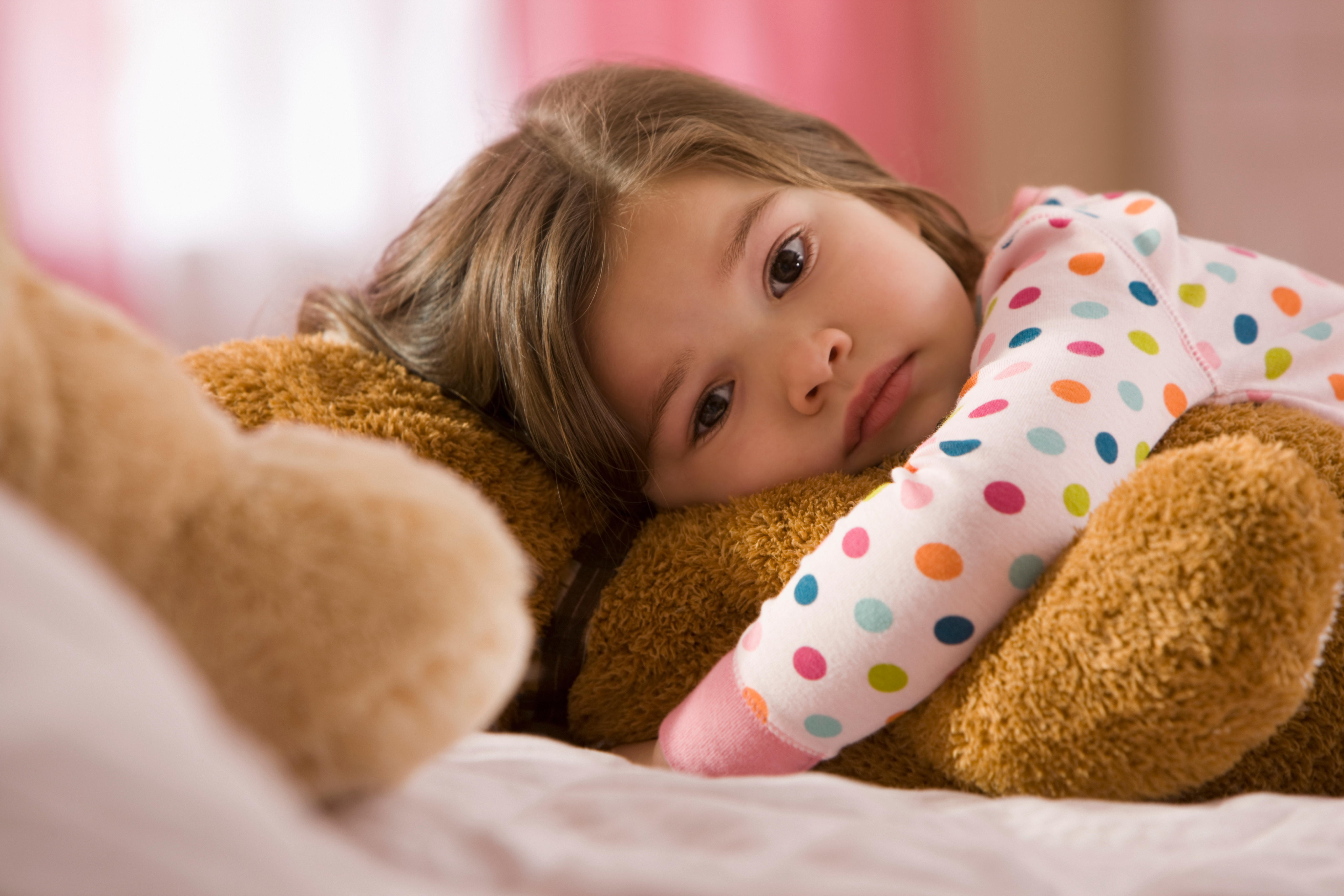 Ребенок с трудом засыпает на ночь: разбираем причины