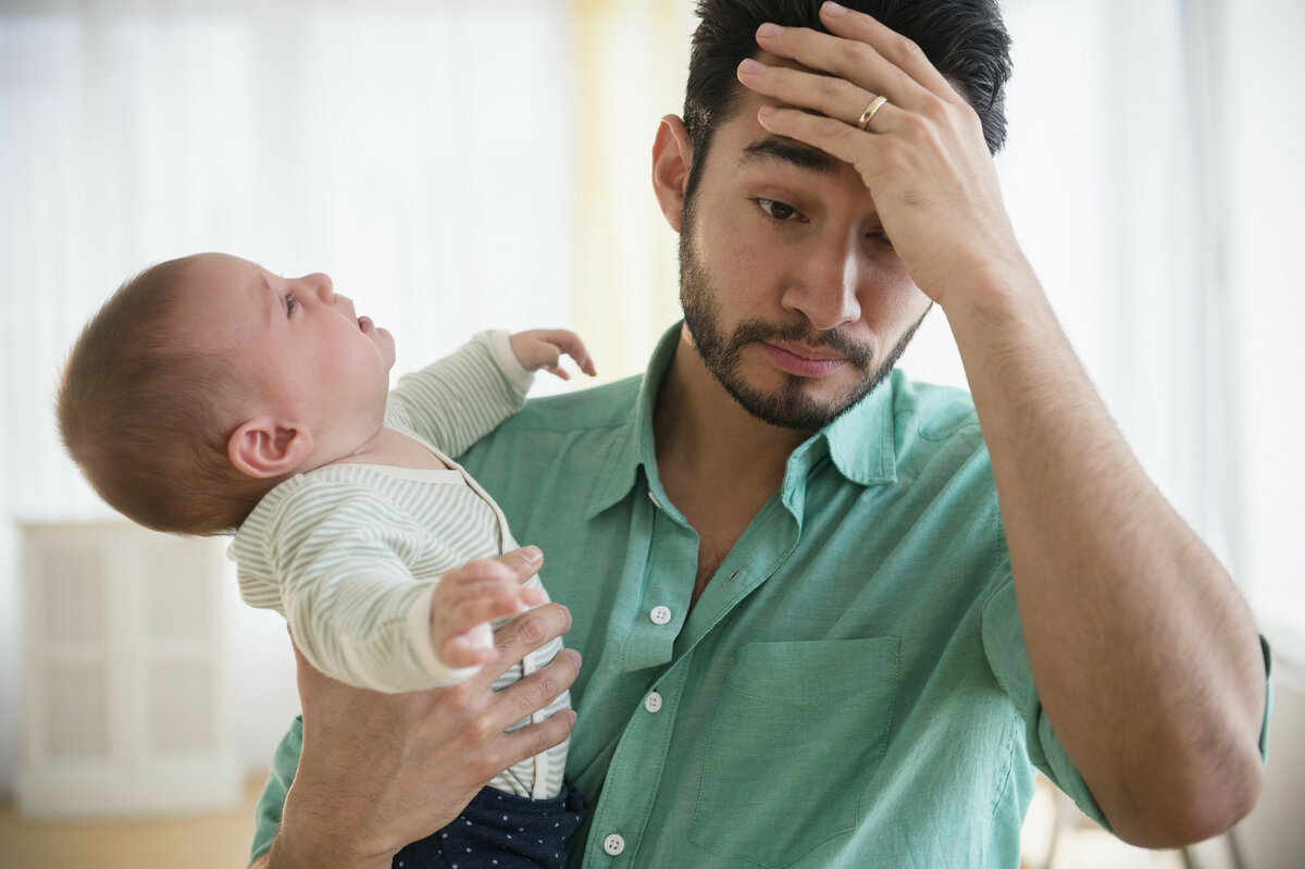 Переживает, что уронит младенца: чего боятся молодые отцы и как им с этим помочь