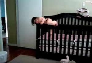 Ребенок упал с кровати или дивана. как проверить, что все в порядке?