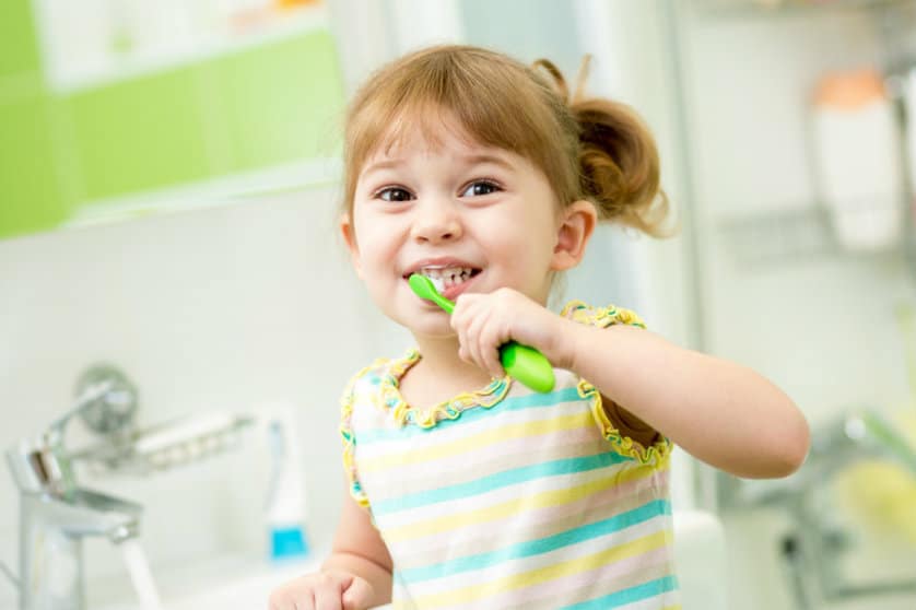 С какого возраста чистить зубы ребенку и как приучить малыша к чистке зубов