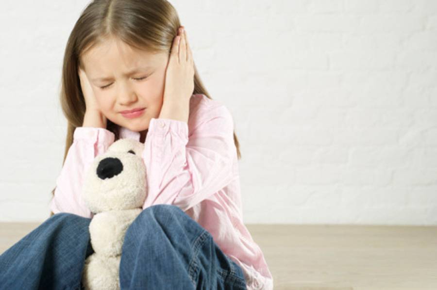 Почему ребёнок боится чужих людей: помогаем малышу избавиться от чувства страха