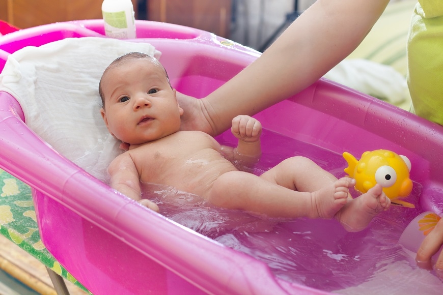 Марганцовка для купания новорождённых: польза, вред, как разводить
