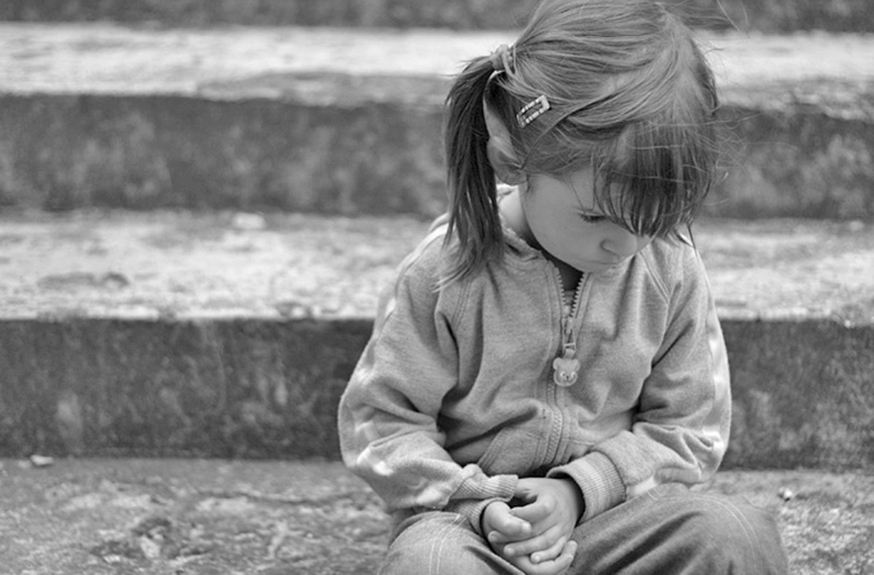 Ребенок постоянно плачет: почему нельзя бросать его в одиночестве?