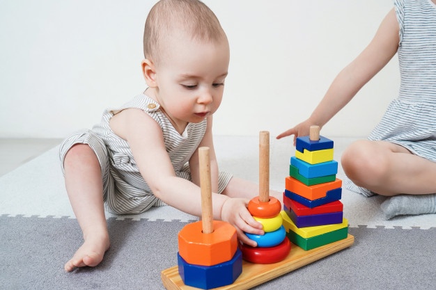 Как научить ребенка собирать пирамидку из колец - развиваемся играючи