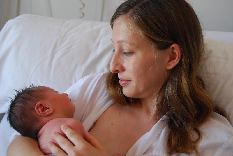 Грудное вскармливание новорожденных: как правильно наладить процесс