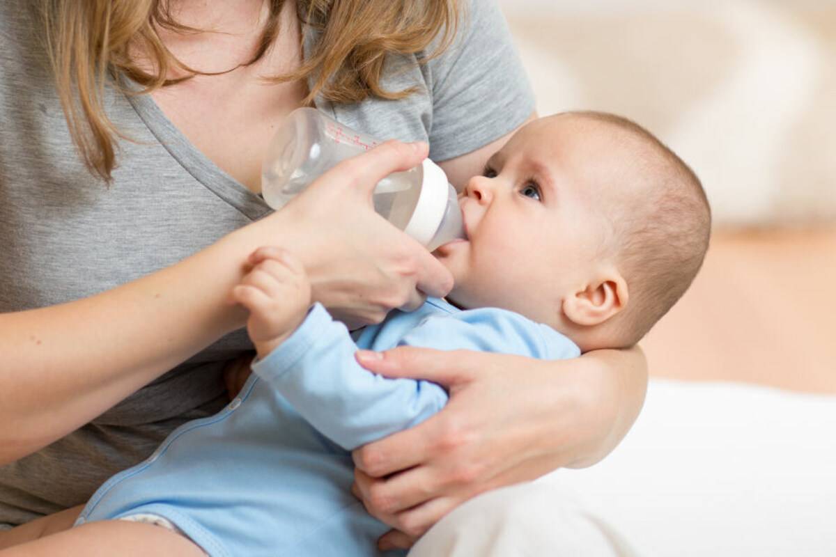 Лучшие позы для кормления новорожденных грудным молоком и лайфхаки, облегчающие этот процесс
