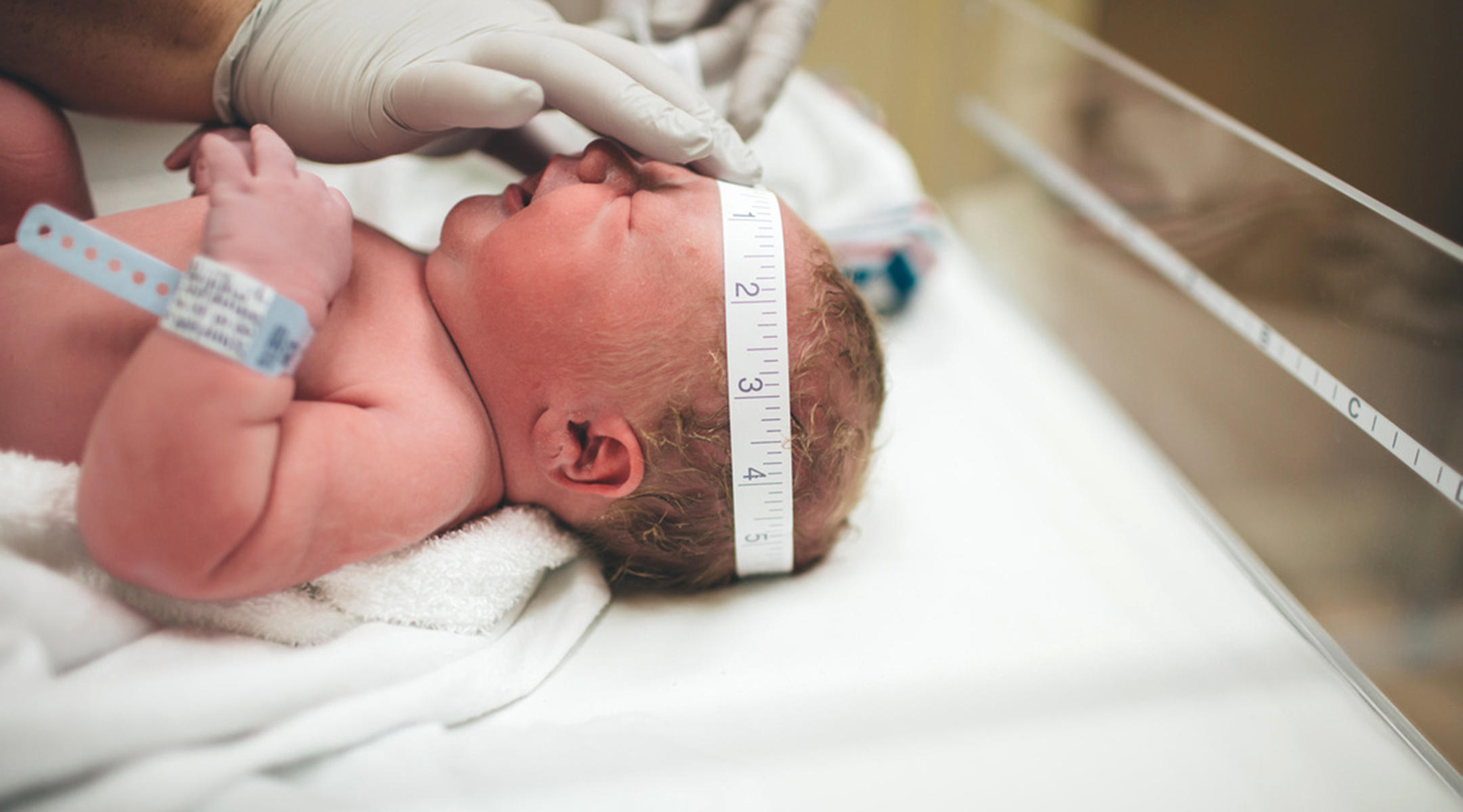 Родничок у новорожденных: зачем нужен и когда зарастает?