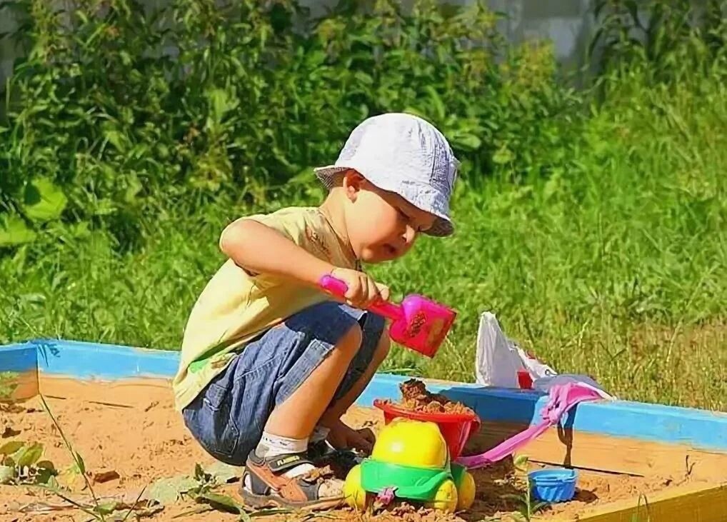Чем занять ребенка на улице летом. летние игры для детей на свежем воздухе.