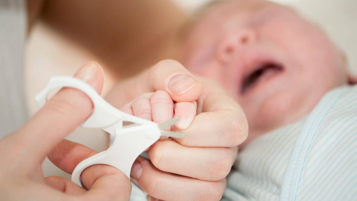 Как стричь ногти ребенку: как правильно ухаживать за ними на ногах у новорожденного в больнице и можно ли делать процедуру во сне