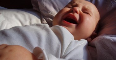 Младенец вздрагивает во сне, от резких звуков: что делать, причины