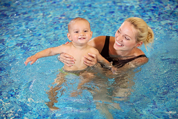 Грудничковое плавание: чем полезно плавание грудничку и его родителям, какие проблемы младенца со здоровьем решает посещение грудничкового бассейна