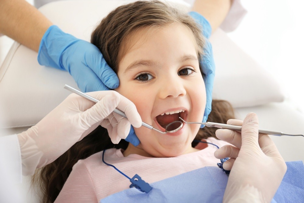 Как вырвать ребенку зуб в домашних условиях без боли: как удалить молочный зуб