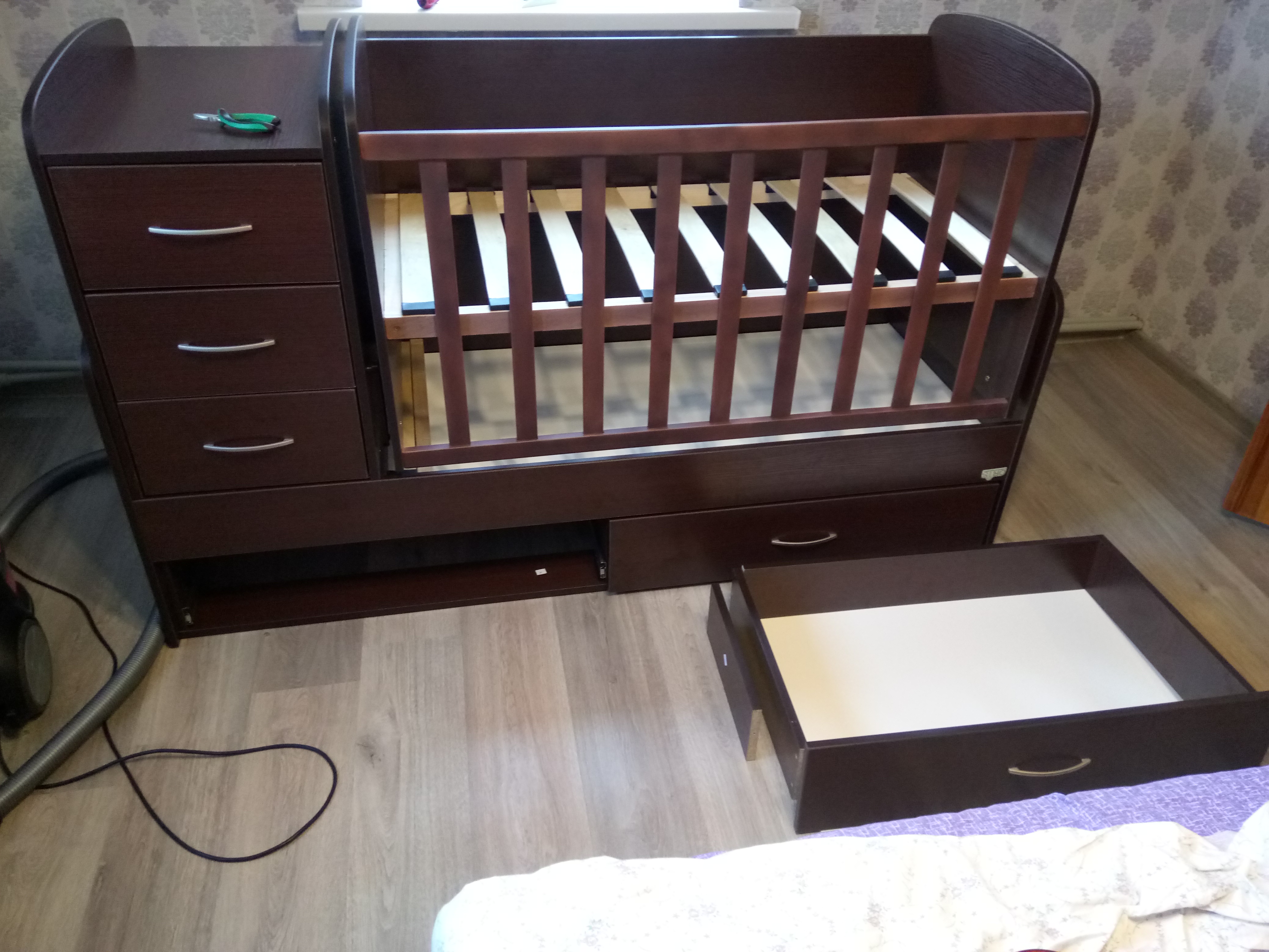 Как выбрать кроватку для новорожденного. что лучше - обычная, с маятником или трансформер?