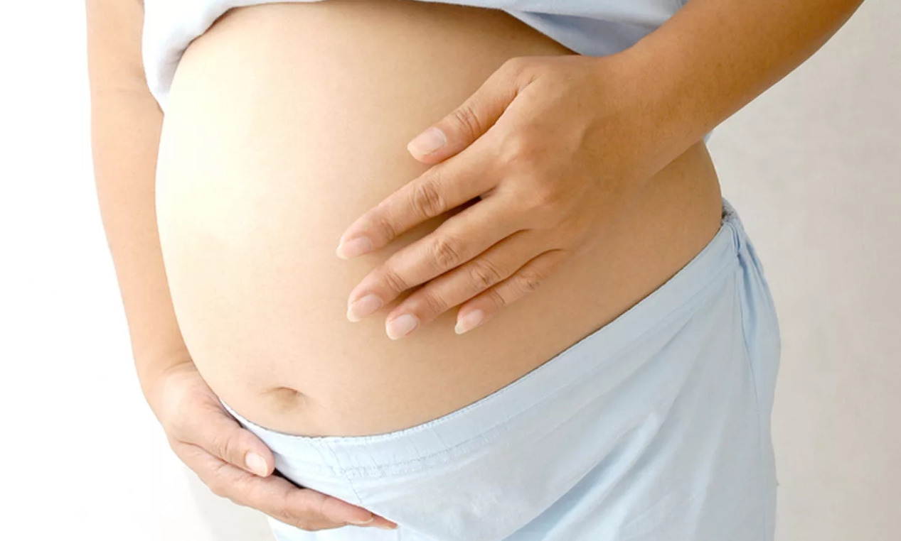 При беременности булькает, урчит и бурлит в животе: почему это происходит на ранних и поздних сроках, что делать?