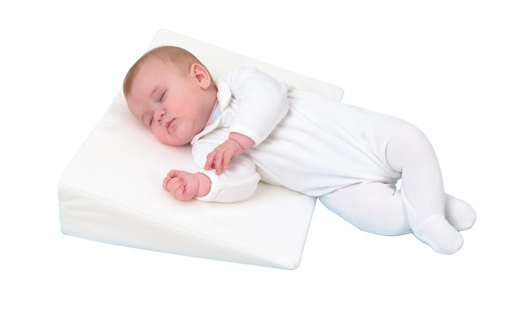 Подушка для новорожденного: нужна ли ортопедическая и с какого возраста