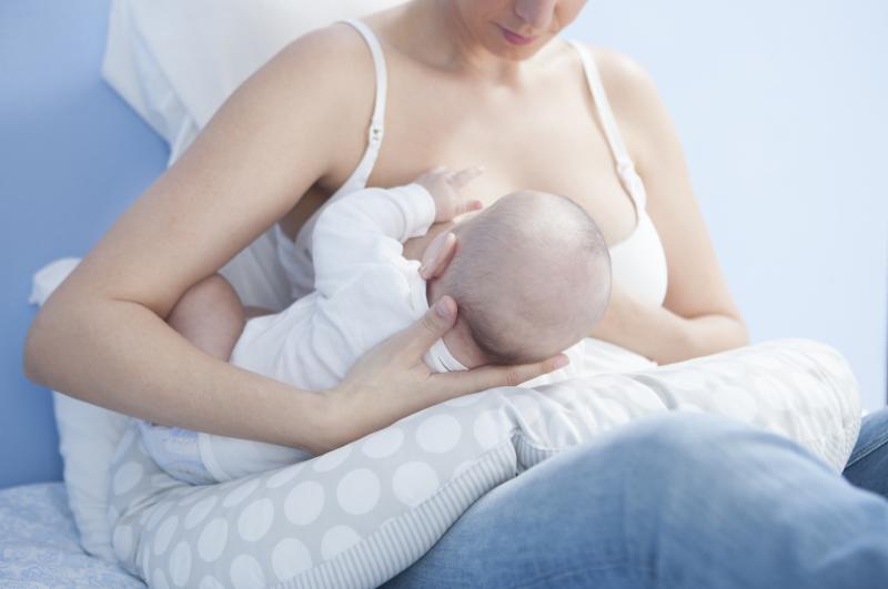 Почему болит грудь при кормлении ребенка – причины и что делать?