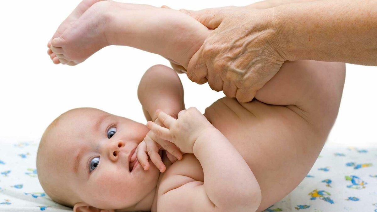 Кто и как должен делать массаж ребенку до года